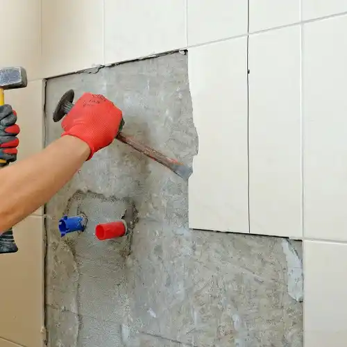 Een ervaren sloper voert professioneel sloopwerk uit
